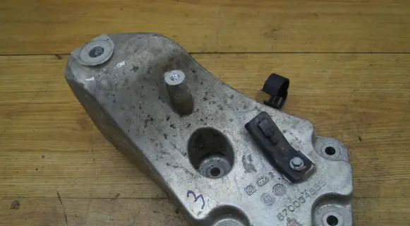 Maserati Quattroporte Engine mounting bracket 670004865