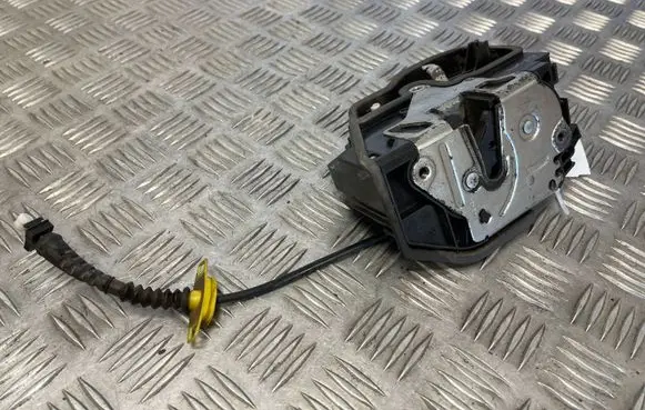 BMW X3 E83 Front door lock 7154619