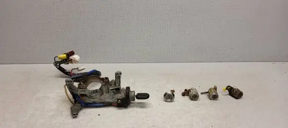 Subaru Justy Lock set 5180B6D