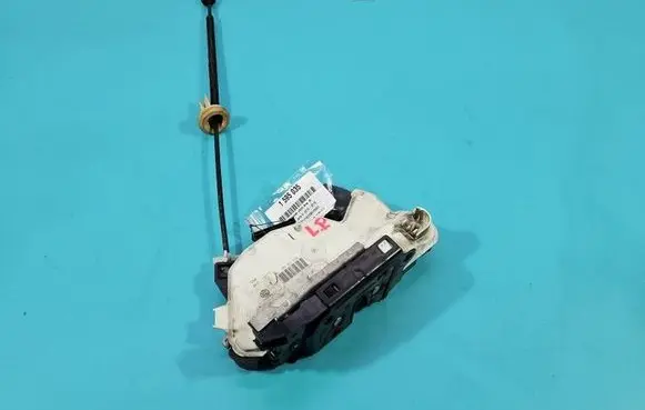 Volkswagen Jetta VI Front door lock 5K1837015D IMPRK1595035
