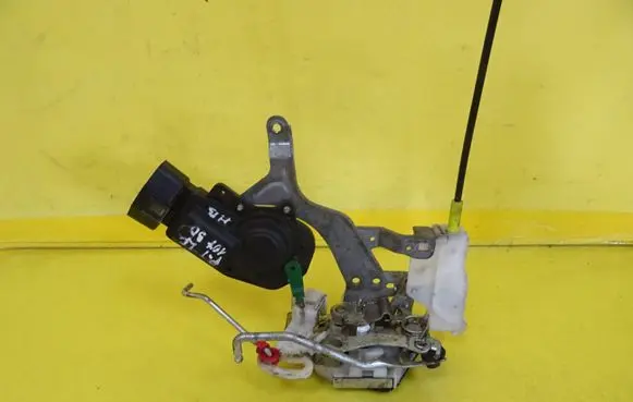 Peugeot 107 Front door lock 