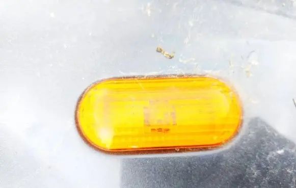 Front fender indicator light