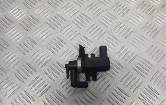 Volkswagen PASSAT B5 Valve vacuum 1J0906627