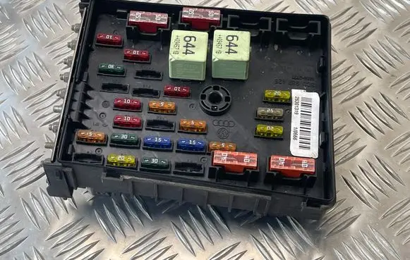 Volkswagen PASSAT CC Fuse module 3C0937125