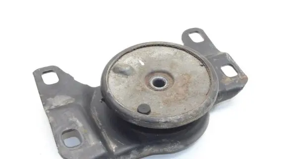 Volvo V40 Engine mount bracket