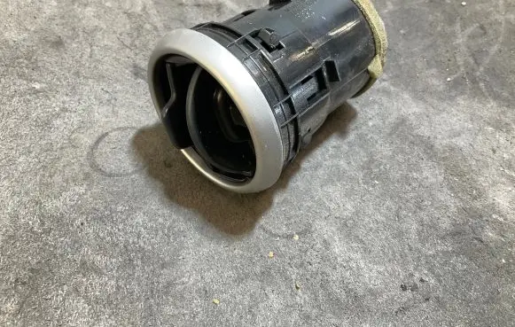 Nissan Qashqai Dash center air vent grill 68760JD10A P10670