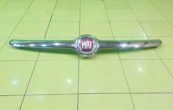 Fiat 500L Front bumper upper radiator grill 735525816