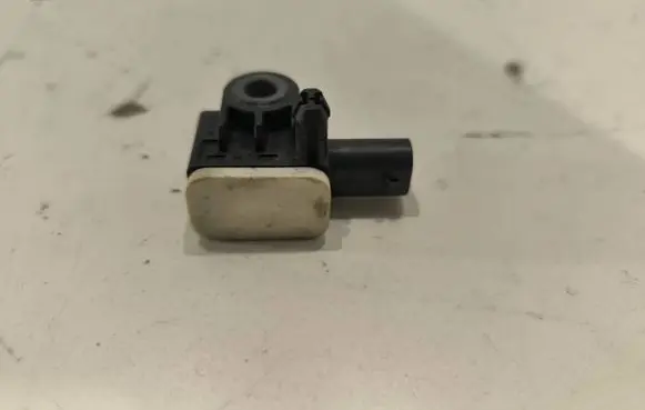 Mercedes-Benz CLA C117 X117 W117 Airbag deployment crash/impact sensor A1668210151 56054085AA 770096571