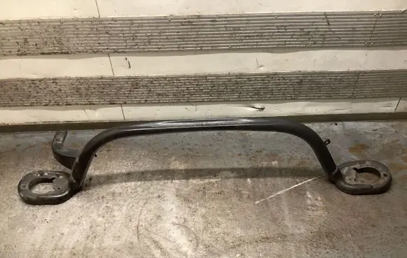 Suzuki Grand Vitara I Sway bar bush bracket, front