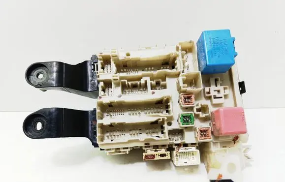 Toyota Avensis T270 Fuse module 15428J21