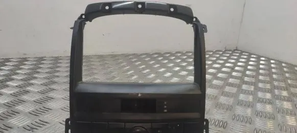KIA Sorento Radio/GPS head unit trim 847603E100