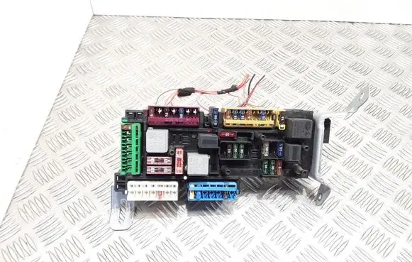 Mercedes-Benz E W212 Fuse module A0025421319 0025421119 A0025422619
