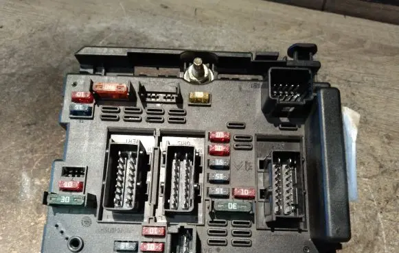 Peugeot 206 Fuse module 9646405280 96477984