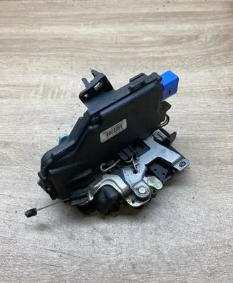 Volkswagen Touareg I Rear door lock 7L0839016