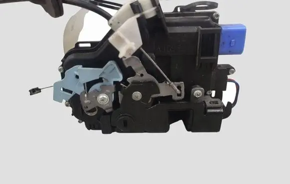 Volkswagen Golf V Rear door lock 7L0839015D