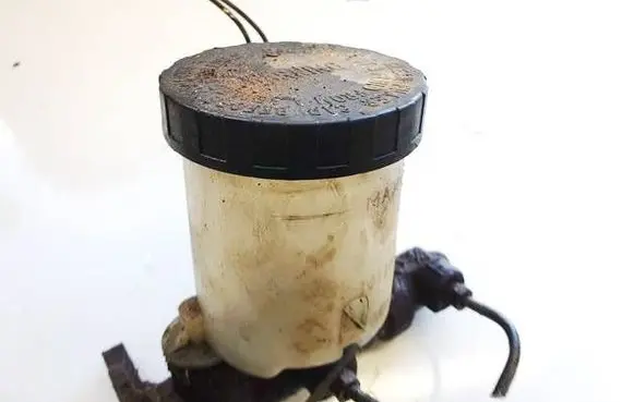 Mazda 121 Brake fluid reservoir