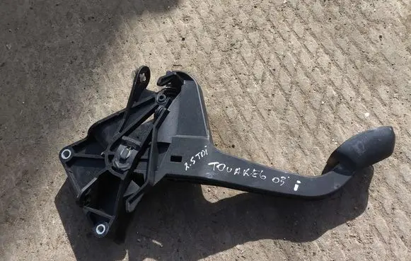 Volkswagen Touareg I Clutch pedal 7L0721318 7L0721109