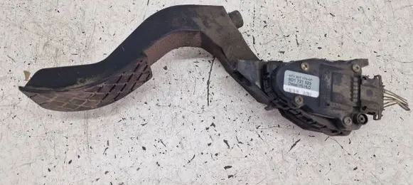 Volkswagen PASSAT B5 Accelerator throttle pedal 8D1721523