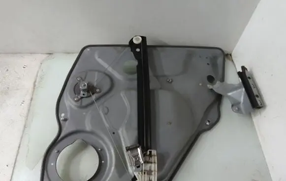 Rear window lifting mechanism without motor