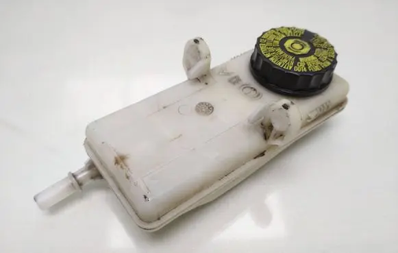 Brake fluid reservoir