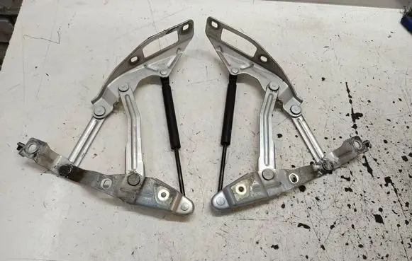 Engine bonnet/hood hinges