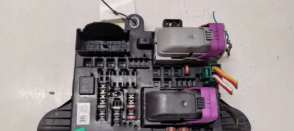 Opel Insignia A Fuse module 1327732104