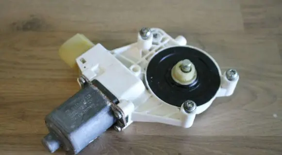 BMW 1 E81 E87 Front door window regulator motor 6927027