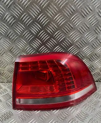 Volkswagen Touareg II Rear/tail lights 7P6945208