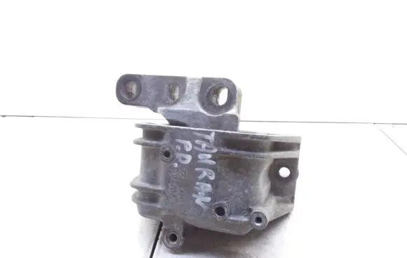 Volkswagen Touran I Engine mount bracket 1K0199262