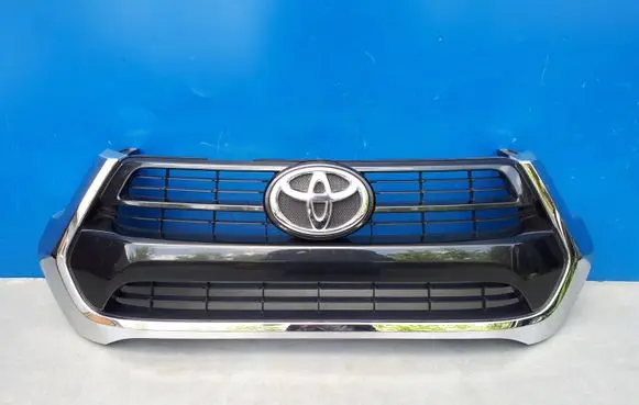 Toyota Hilux VIII Front bumper upper radiator grill 531110KB30