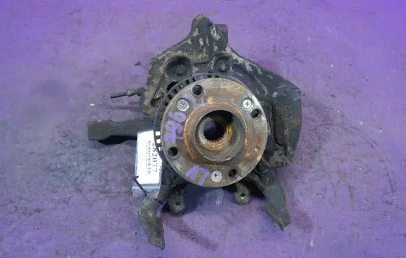 Volkswagen Polo III 6N 6N2 6NF Front wheel hub spindle knuckle