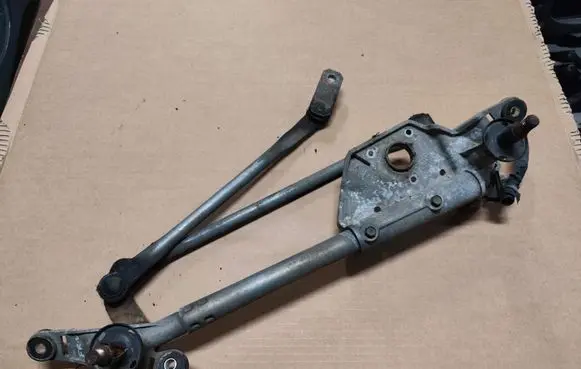 Honda FR-V Front wiper linkage 