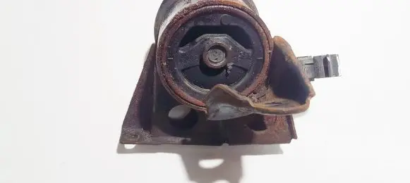Nissan X-Trail T30 Engine mount bracket