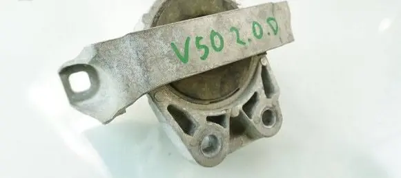 Volvo V50 Engine mounting bracket