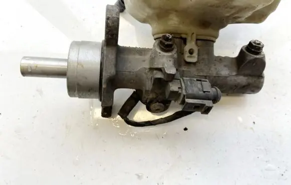 Master brake cylinder