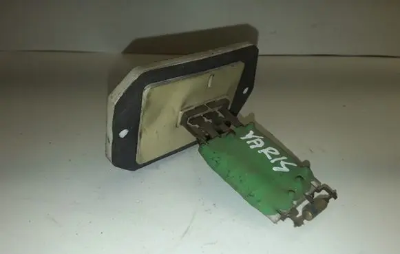Toyota Yaris Heater blower motor/fan resistor 2R79K1R49K
