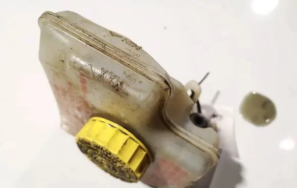Brake fluid reservoir