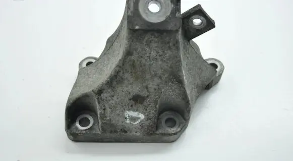 Engine mounting bracket