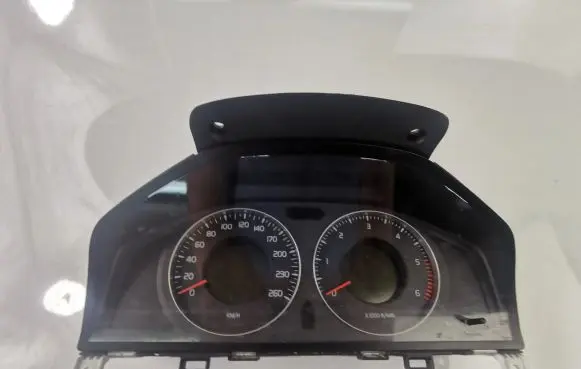 Volvo V70 Speedometer (instrument cluster) 31270899AA