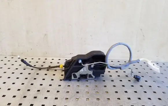 BMW X3 E83 Front door lock 7202145