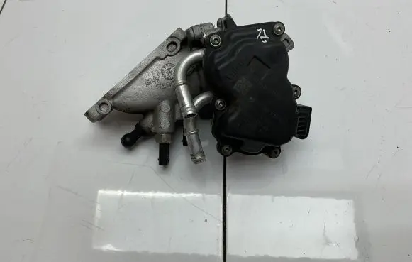 Volkswagen Jetta VI Throttle valve 04L128059R
