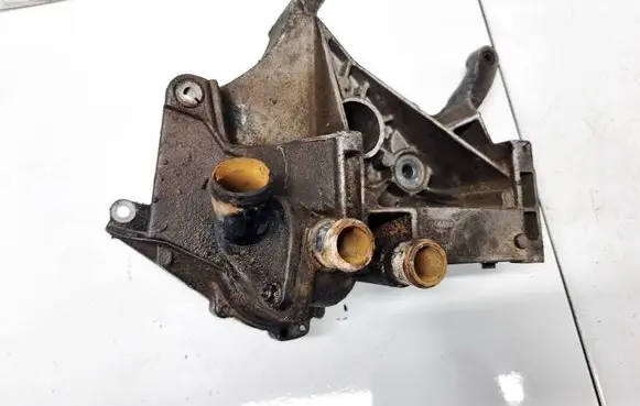 Volkswagen PASSAT B5 Engine mounting bracket 028903143AF