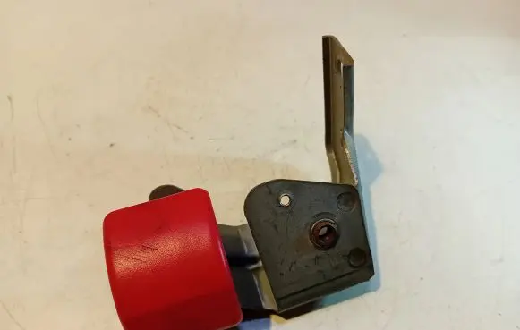 Volvo S40, V40 Engine bonnet (hood) release handle
