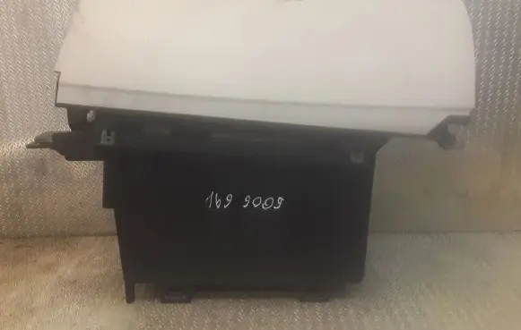 Mercedes-Benz A W169 Glove box