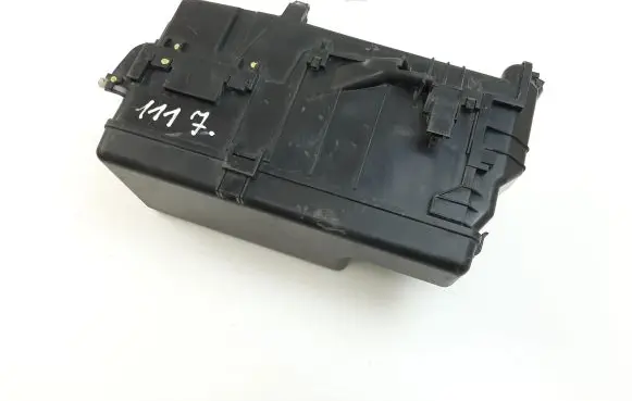 Toyota Hilux (AN10, AN20, AN30) Relay mounting block 