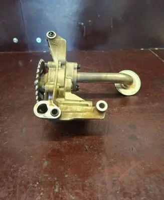 Volkswagen Golf IV Oil pump 06A115105B