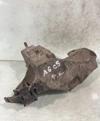 Engine mounting bracket