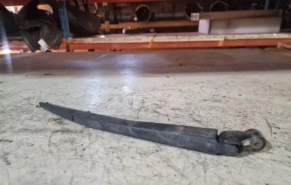 Rear wiper blade arm