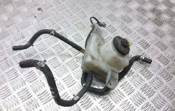 Toyota Prius+ (ZVW40) Brake fluid reservoir 