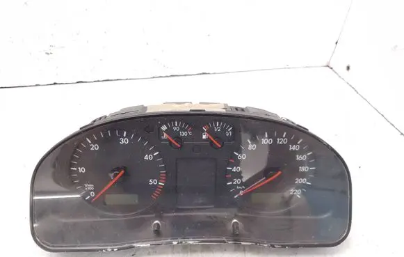 Volkswagen PASSAT B5 Speedometer (instrument cluster) 3B1919880C